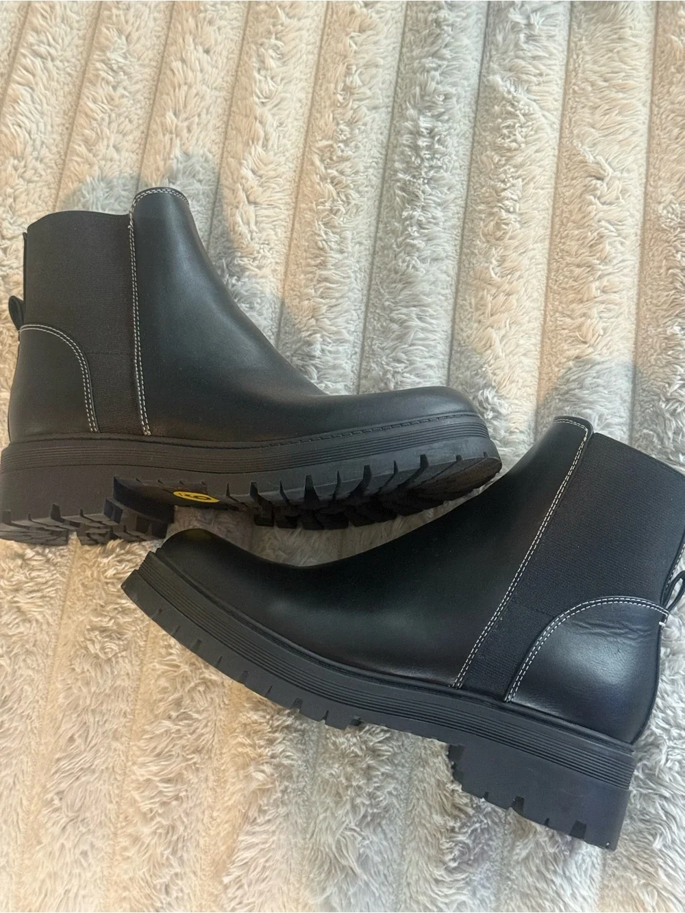 Women’s Black Chelsea Lug Boots Sleek Slip-On Design Size 9